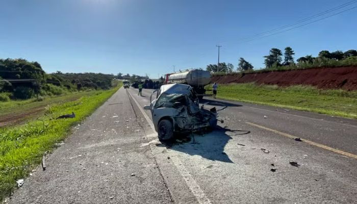 Carro fica completamente destruído após grave acidente em Céu Azul